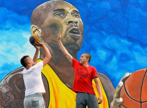 曼巴精神永存!科蜜绘制欧洲最大壁画致敬科比