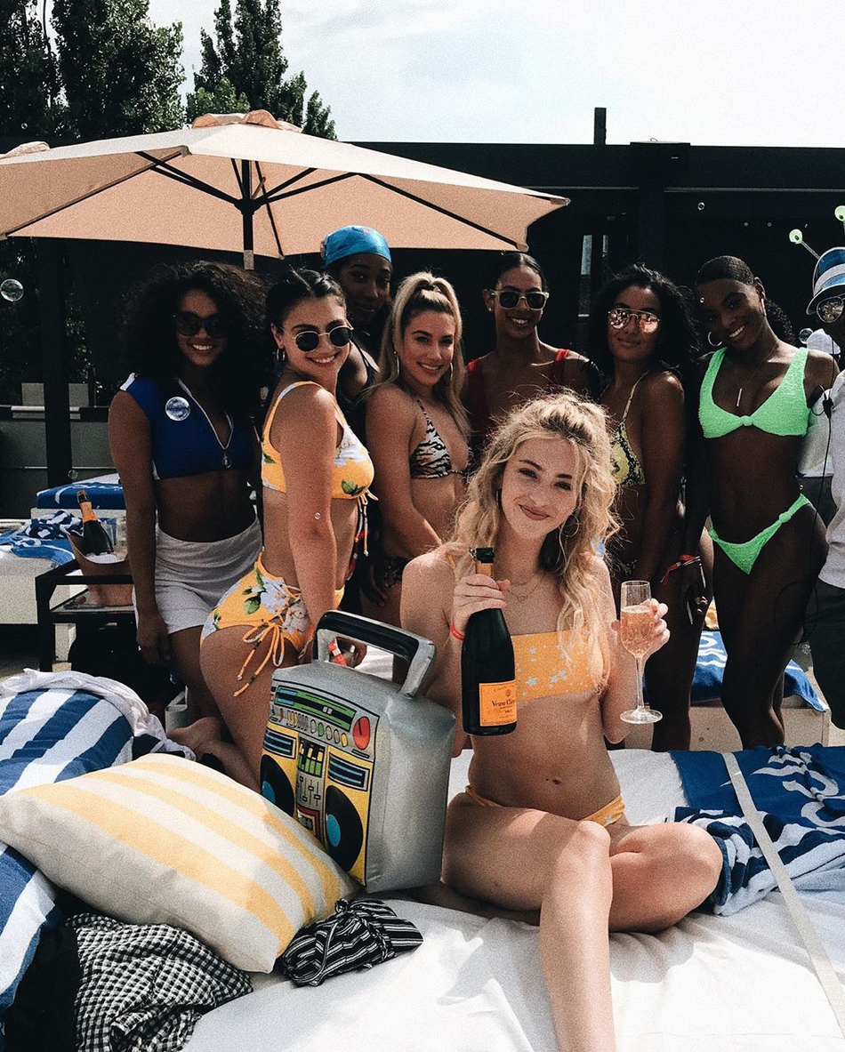 少男杀手！22岁篮网拉拉队美少女！经济学高材生！这笑容真的爱了