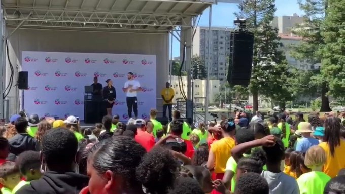 赞！库里夫妇投身公益 成立基金会帮助奥克兰儿童成长