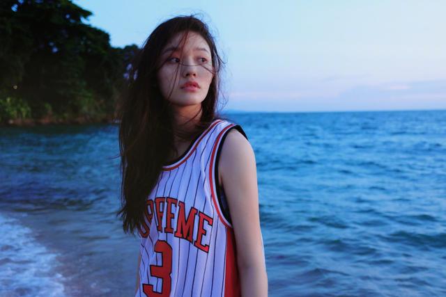 林允身穿NBA超巨球衣卖萌 她最爱的不是库里詹姆斯