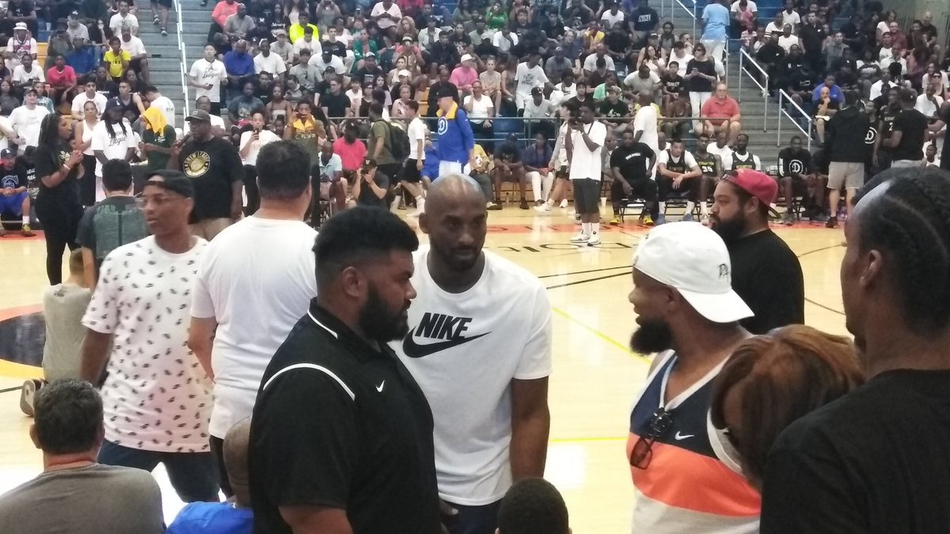 禾斗匕匕携二女儿督战德鲁联赛决赛 感觉好像瘦回来了