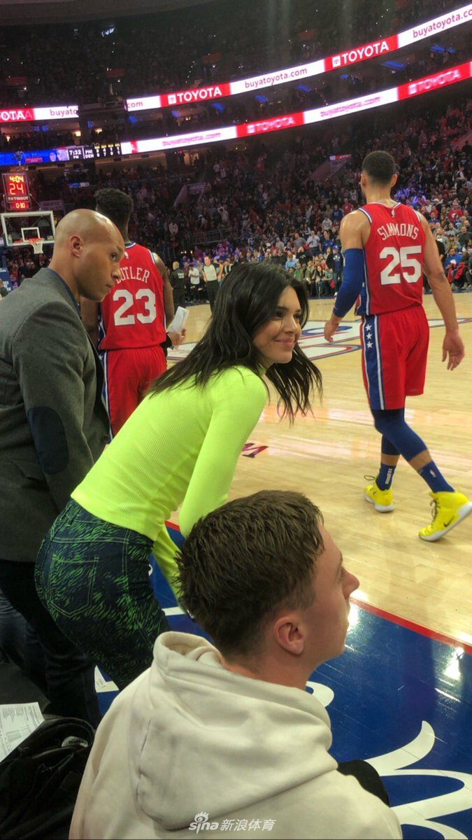 渣男本渣？西蒙斯竟背叛詹娜 这么有钱有颜爱看球的女神上哪找