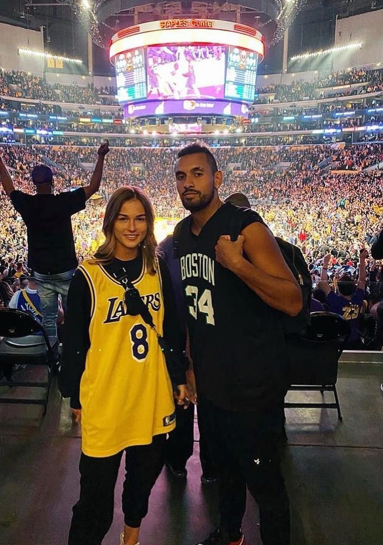 21岁网坛美少女身穿湖人球衣到斯台普斯观赛！这也太美了吧！