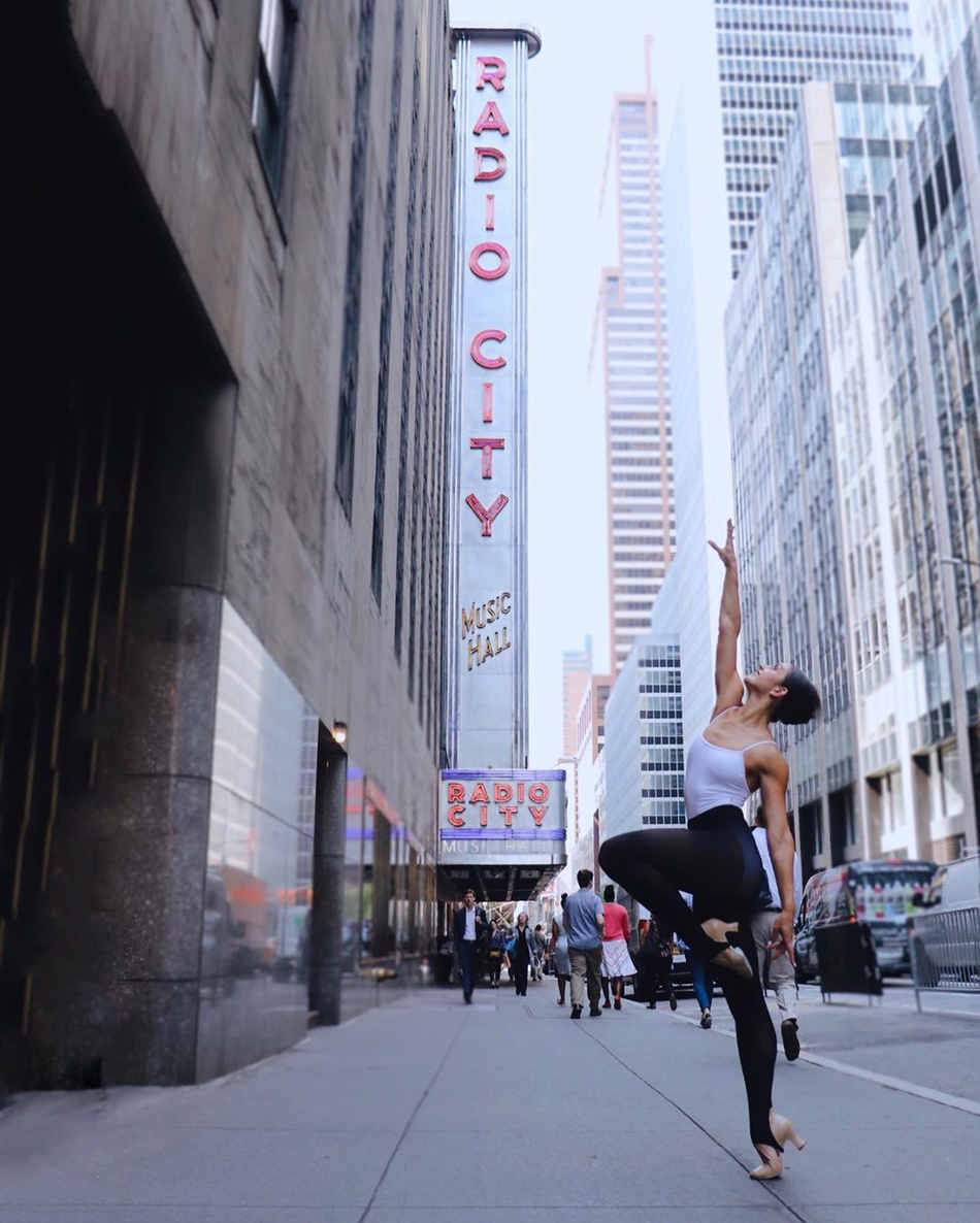 天使面庞的纽约拉拉队小姐姐!93年舞蹈老师 美得令人窒息