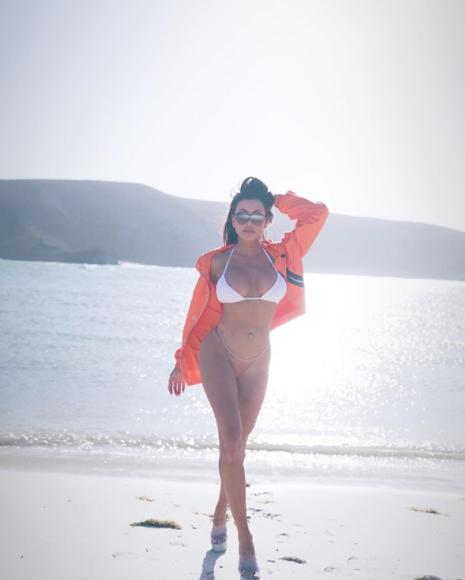 圣诞战场边身材超劲爆的球迷找到了！当红女主播 身材完爆卡戴珊