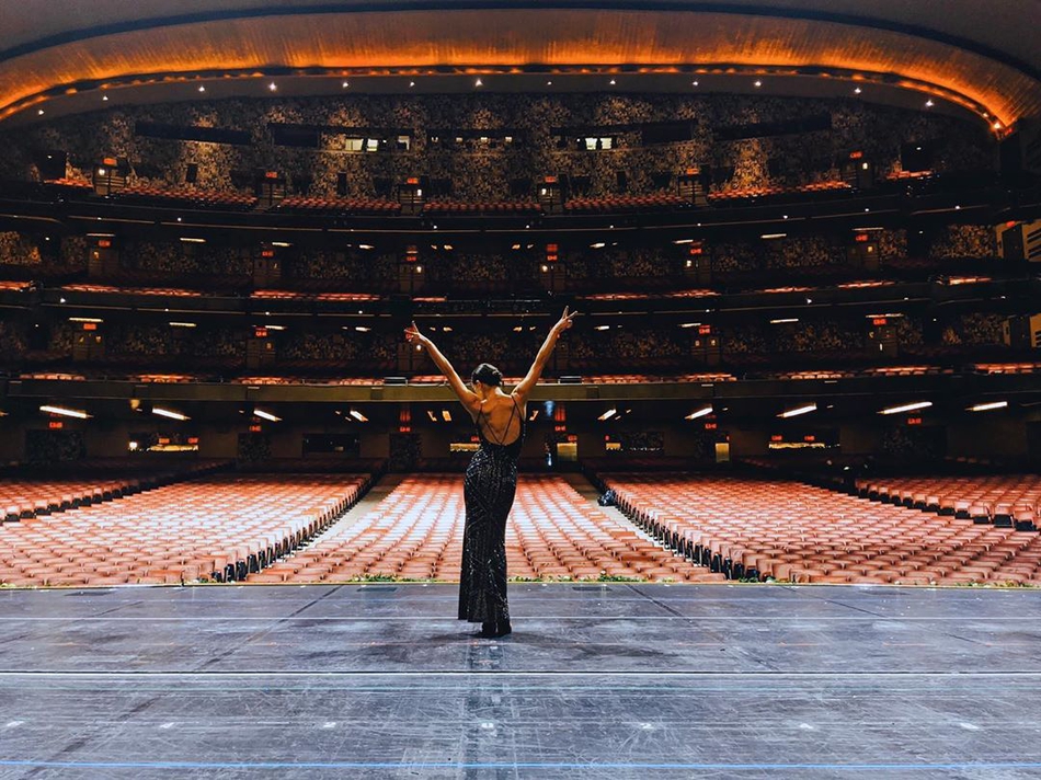天使面庞的纽约拉拉队小姐姐!93年舞蹈老师 美得令人窒息
