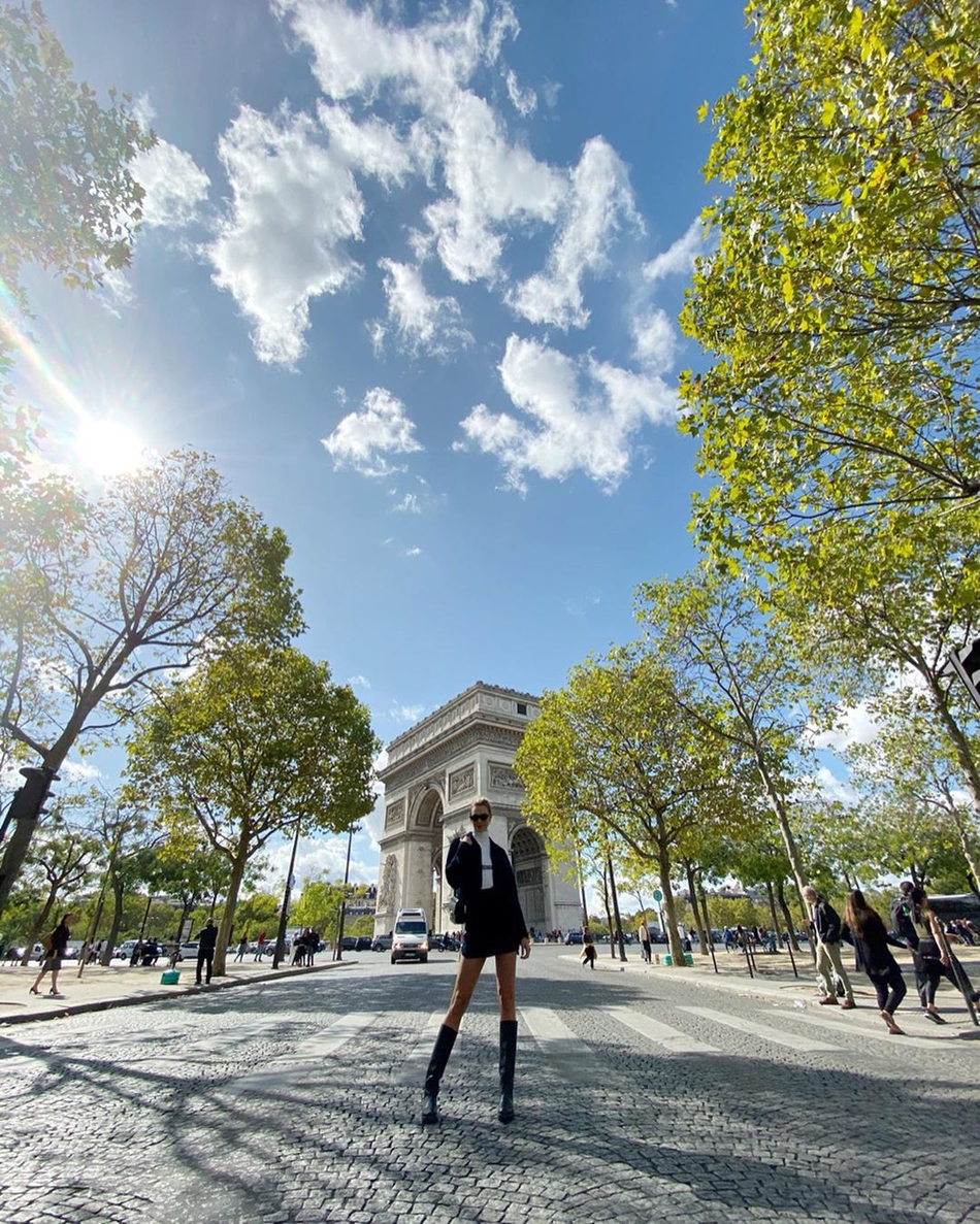 世界杯上惊艳全世界的女球迷找到了！竟是维密超模 跟浓眉有关系