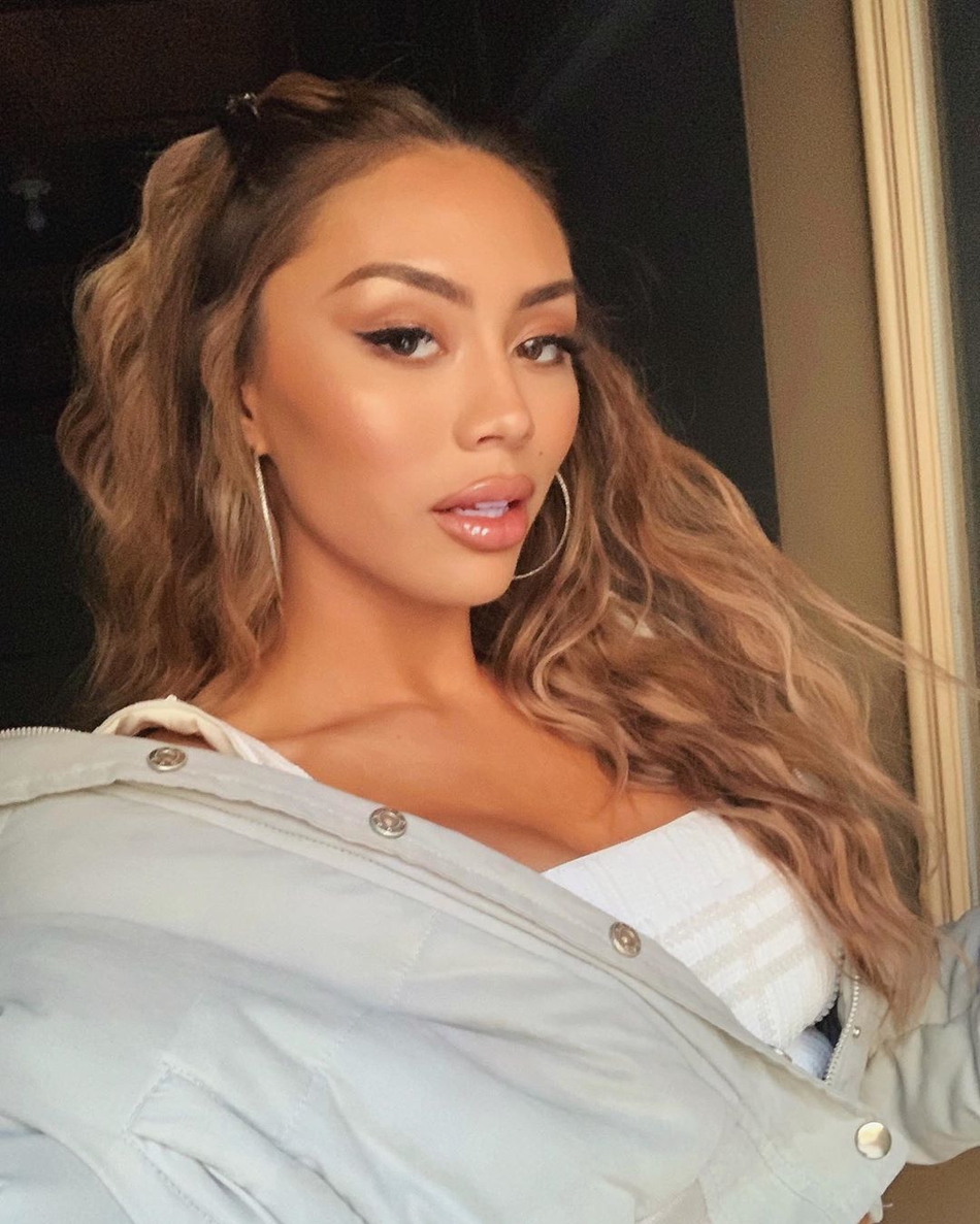 两大球星为她争风吃醋大打出手！这位22岁美女嫩模什么来头？