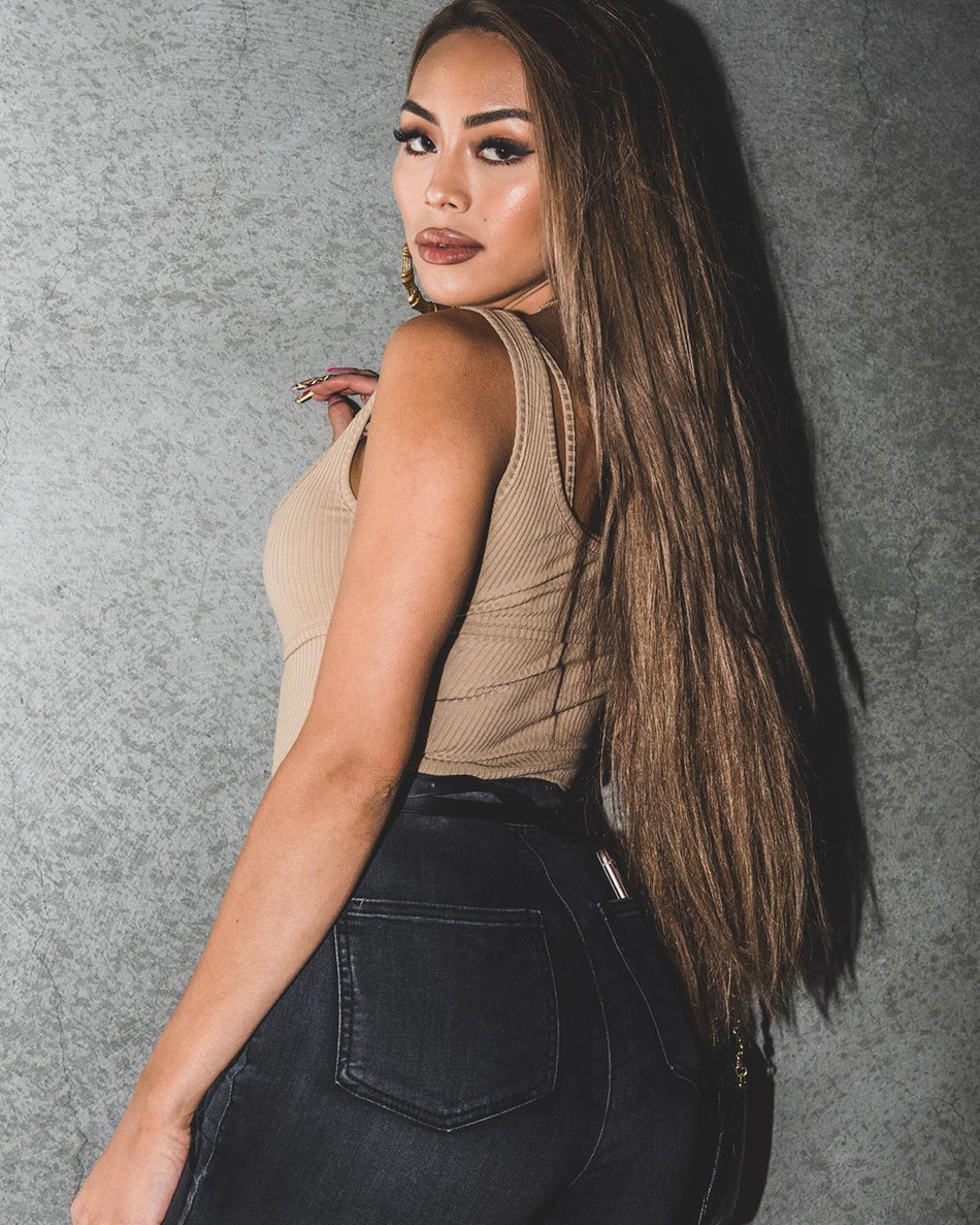 两大球星为她争风吃醋大打出手！这位22岁美女嫩模什么来头？