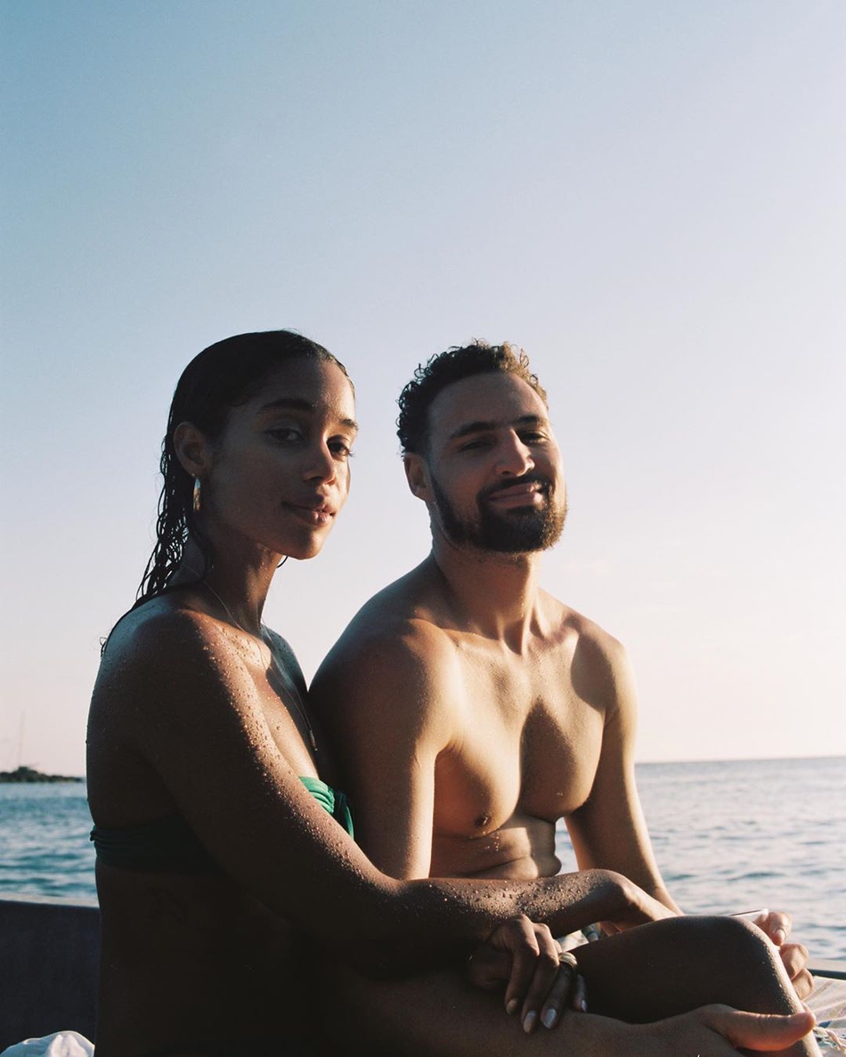 新鲜狗粮！克莱与女友林间开心嬉戏 勇士7连败了你知道吗？