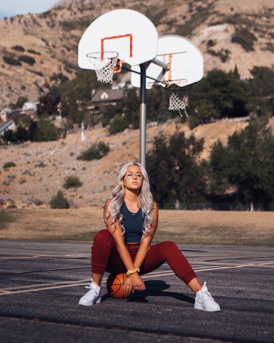 今日份小姐姐！神似龙母的爵士拉拉队员 颜值超高的23岁美妆博主