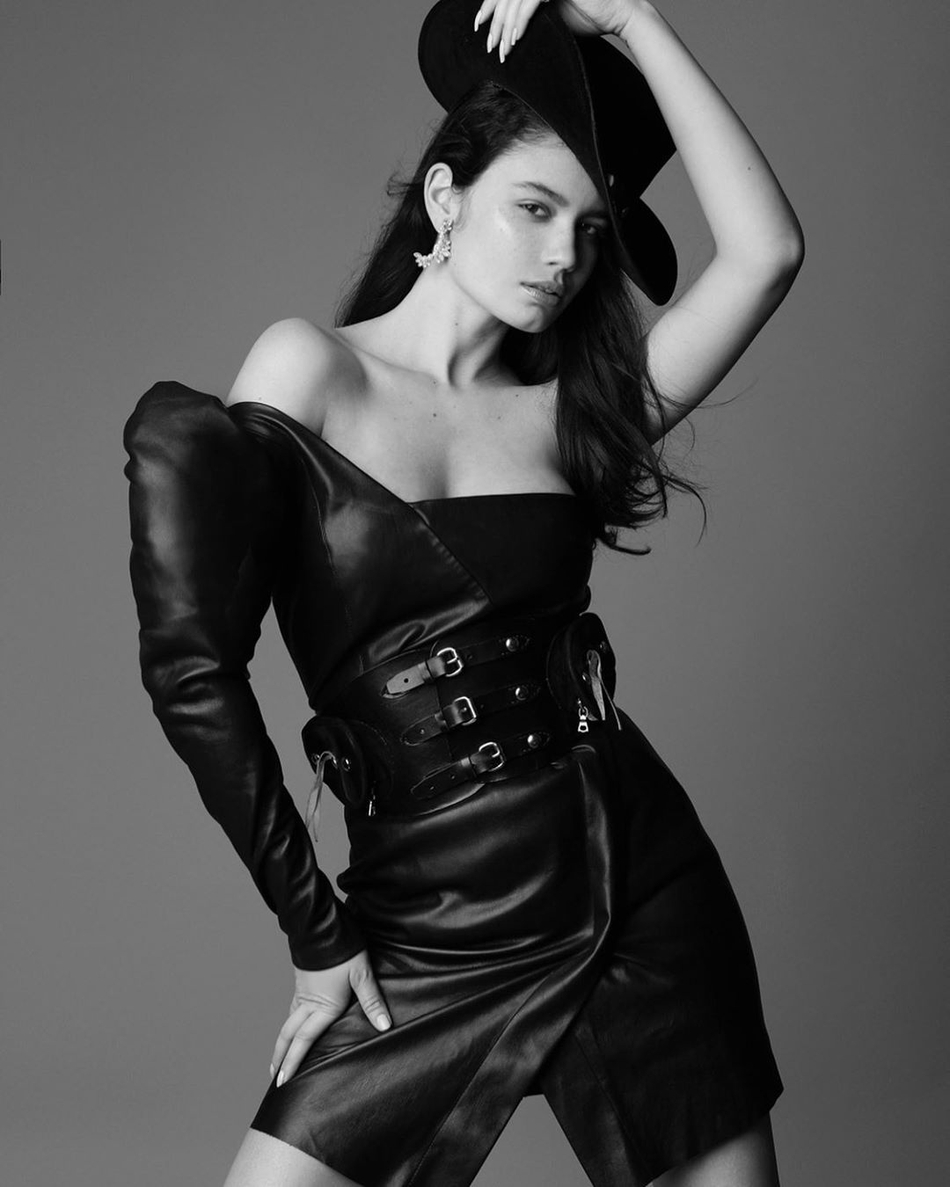 大帝正妃最新美照来袭!这身材这颜值,对不起我酸了