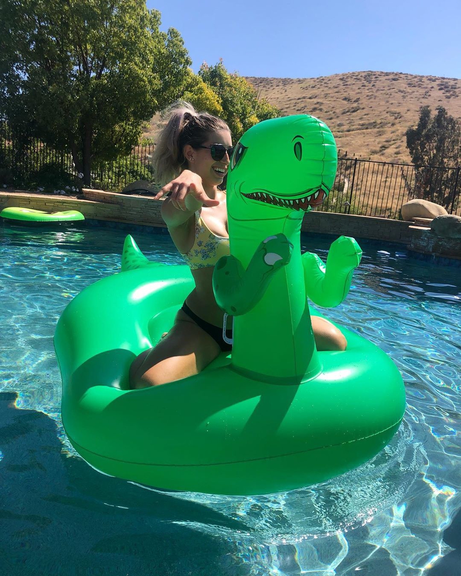 今日份小姐姐！身材爆表的快船拉拉队员 23岁的她还是个歌手