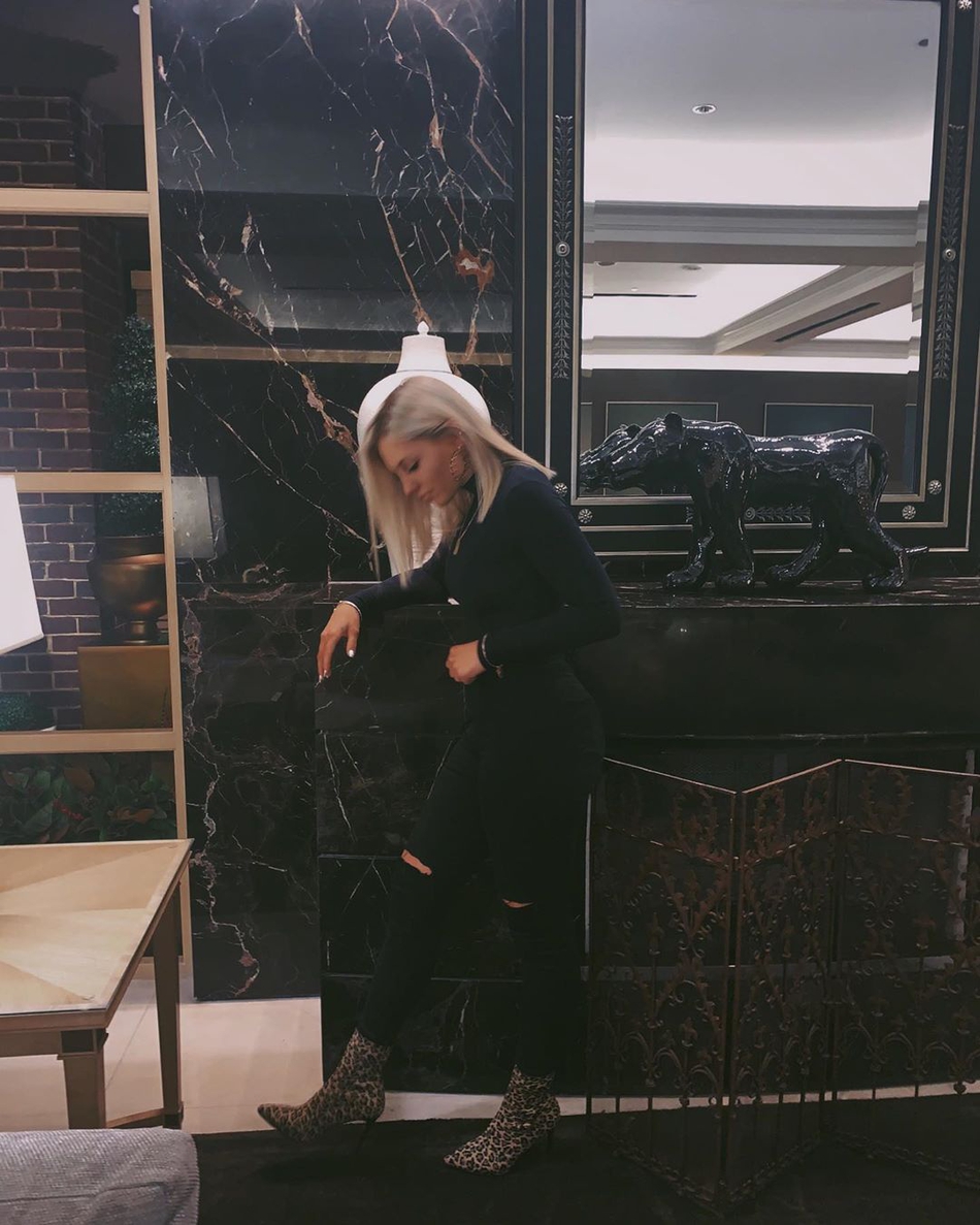 人生赢家！1.7亿先生大学时便追到超美女友！女排出身身材爆表