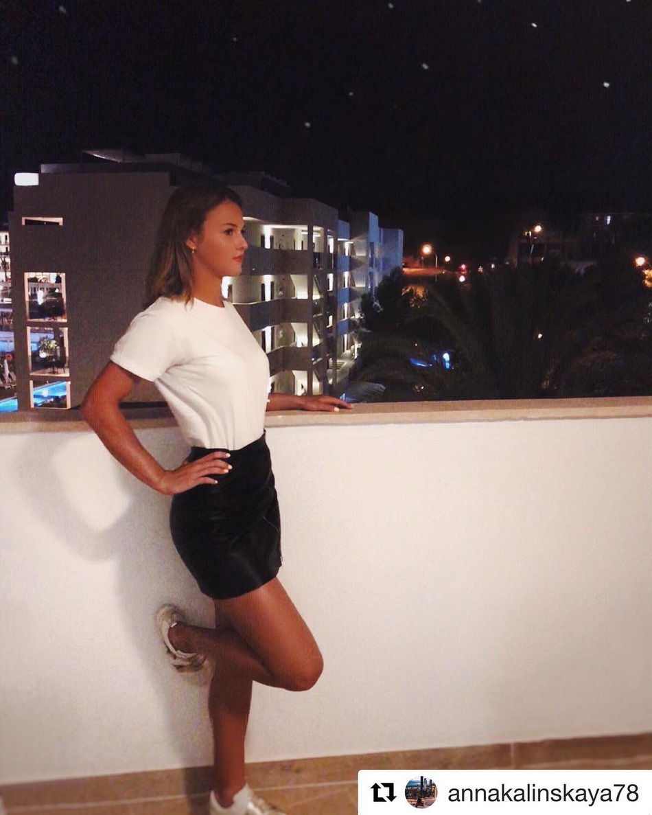 21岁网坛美少女身穿湖人球衣到斯台普斯观赛！这也太美了吧！