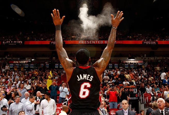 詹姆斯宣布经典洒镁粉下赛季回归！这几个当年的慢动作看湿了