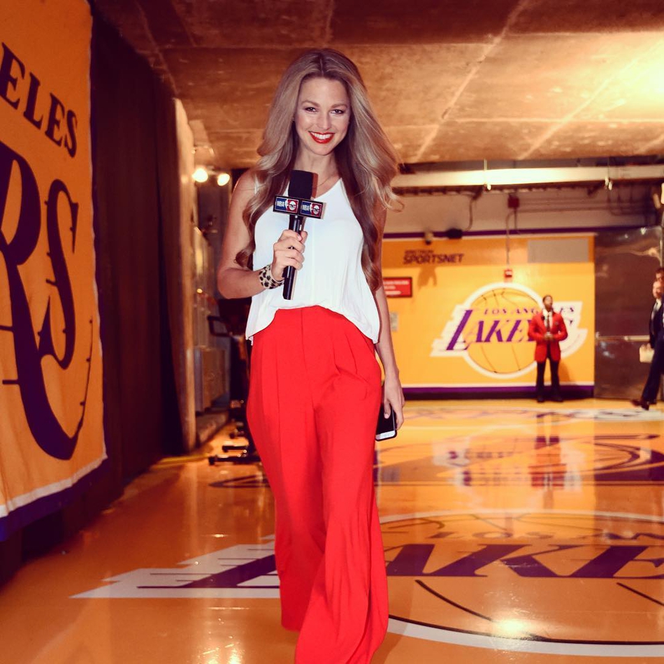 NBA最美主持人现身火箭主场 还记得全明星期间惊艳的她吗