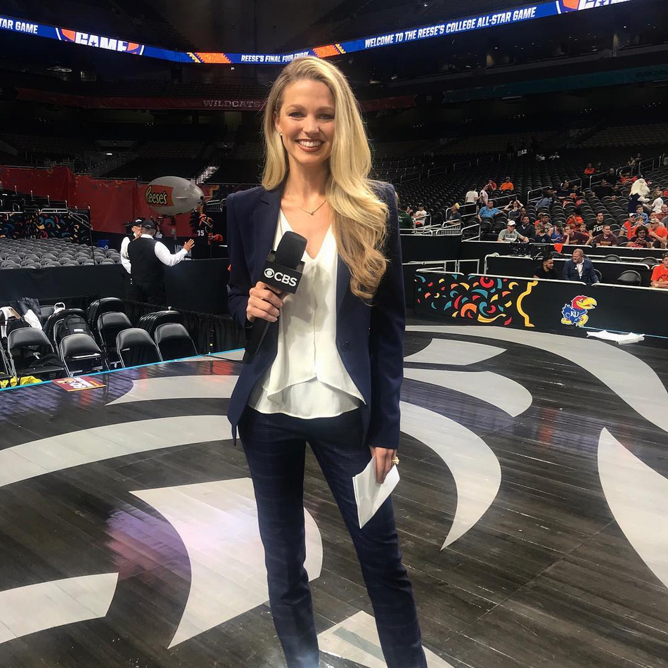 NBA最美主持人现身火箭主场 还记得全明星期间惊艳的她吗