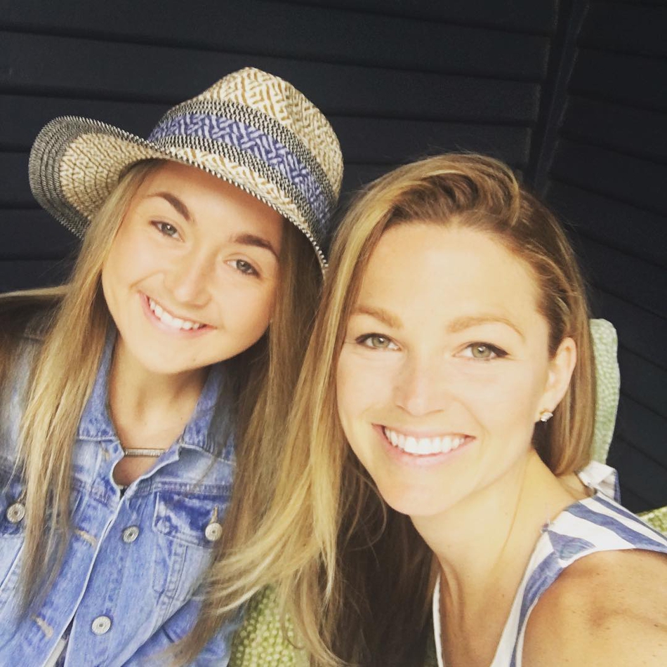 NBA最美主持人现身火箭主场 还记得全明星期间惊艳的她吗