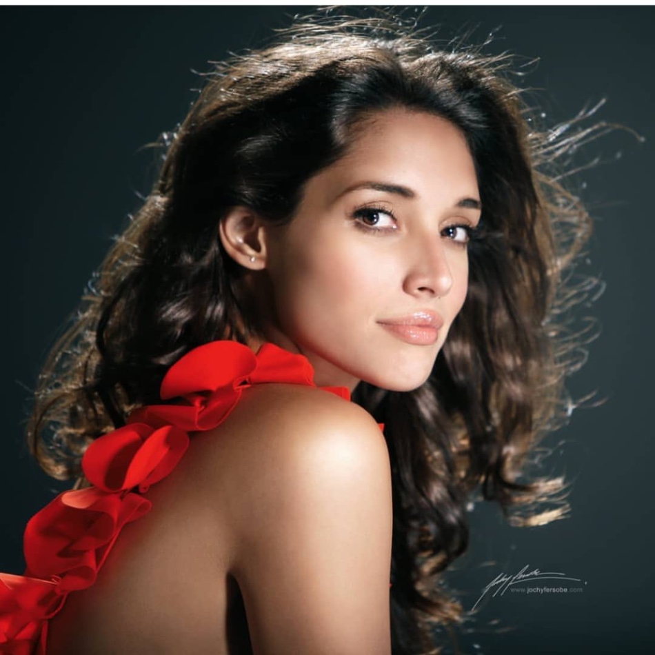 NBA最美人妻！她曾是世界环球小姐 颜值爆表身材火辣美的令人窒息