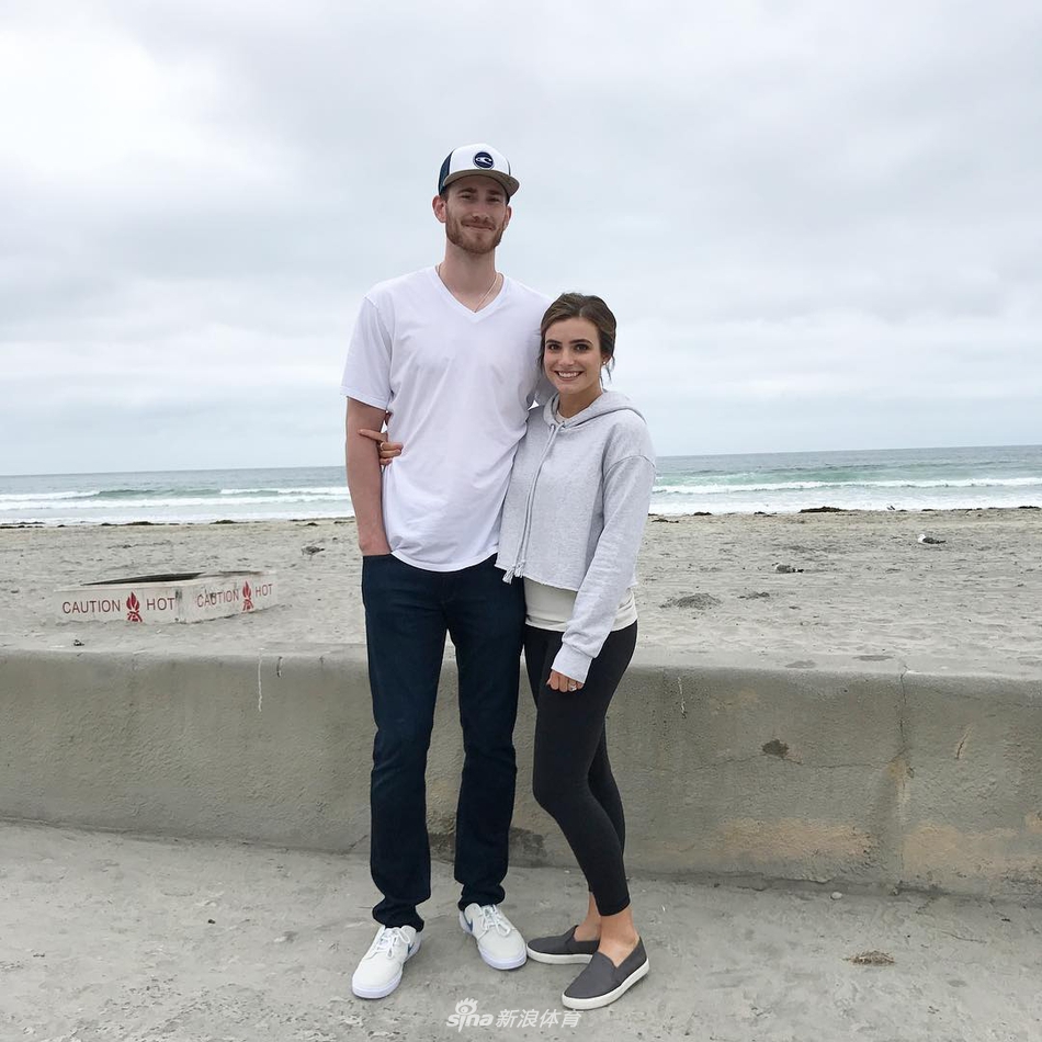 4投1中！海沃德妻子宣布将迎来第4个孩子 颜值超高的一家人