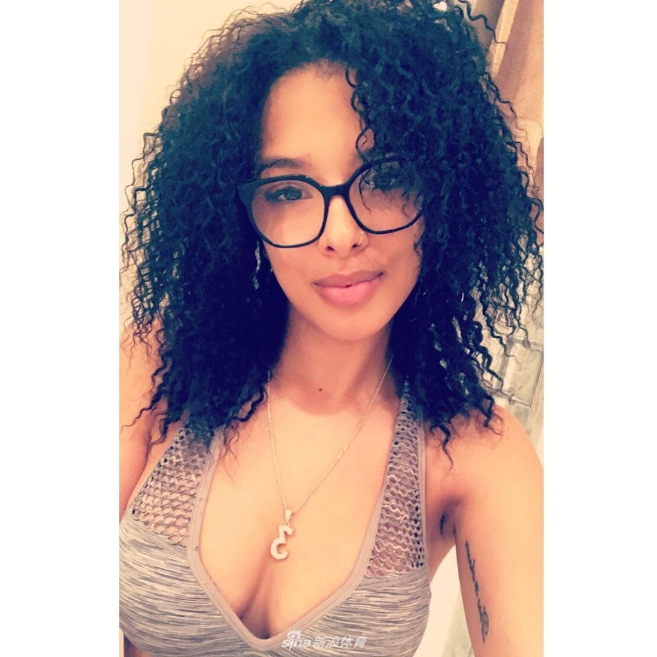 新鲜狗粮！比尔与女友大秀恩爱 这身材馋哭哈登