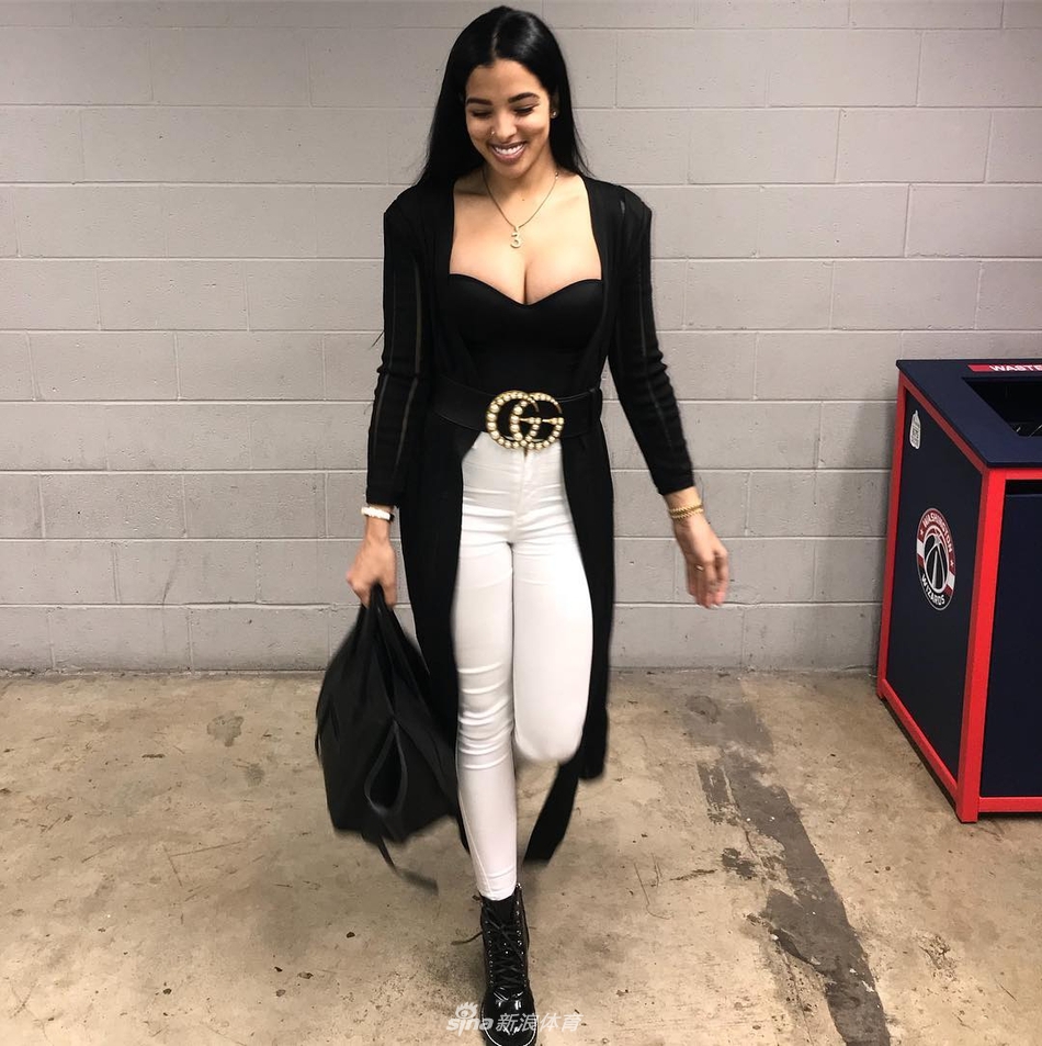 新鲜狗粮！比尔与女友大秀恩爱 这身材馋哭哈登