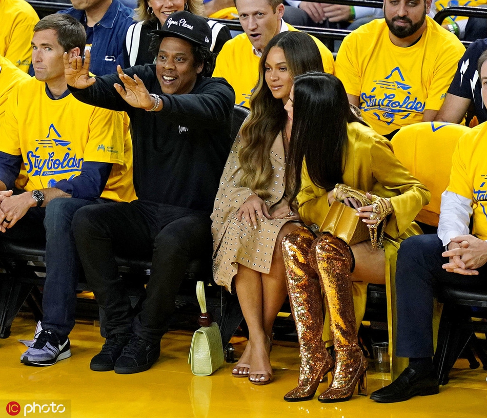 Jay-Z碧昂丝现身总决赛G3现场！身边坐着勇士老板美艳未婚妻