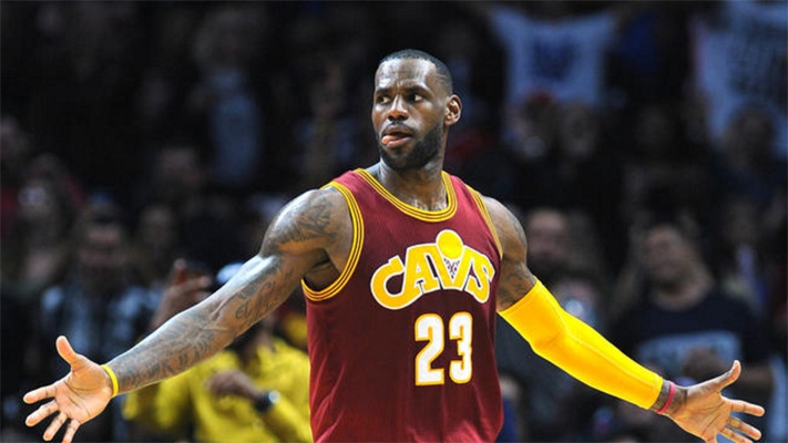 再次告别23号！詹姆斯改穿湖人6号！