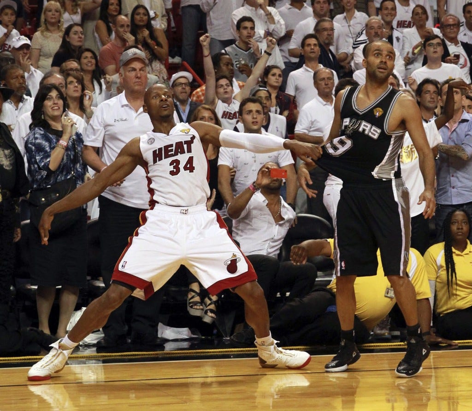 多角度回顾雷阿伦6年前史诗绝命三分！还记得你们寝室楼的喊声吗