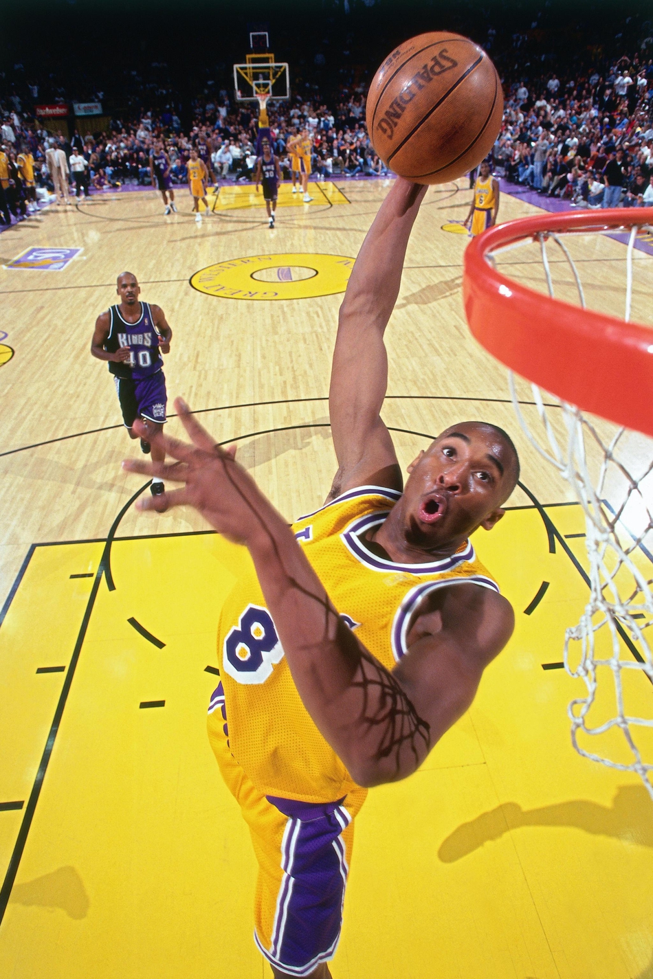 24张老照片回顾科比的新秀赛季：18岁的他，实力还配不上好胜心