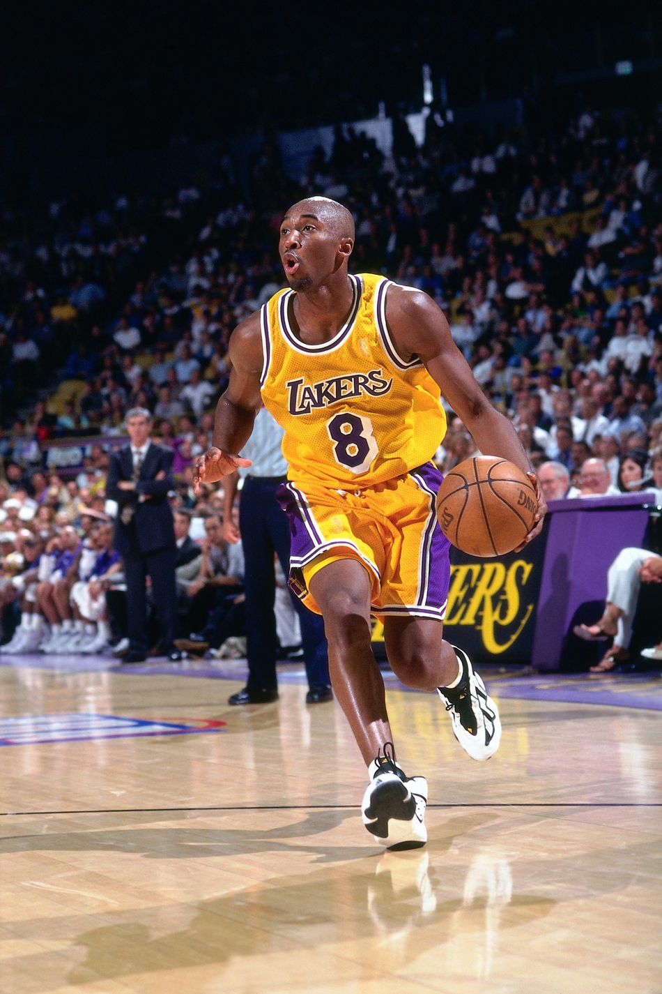 24张老照片回顾科比的新秀赛季：18岁的他，实力还配不上好胜心