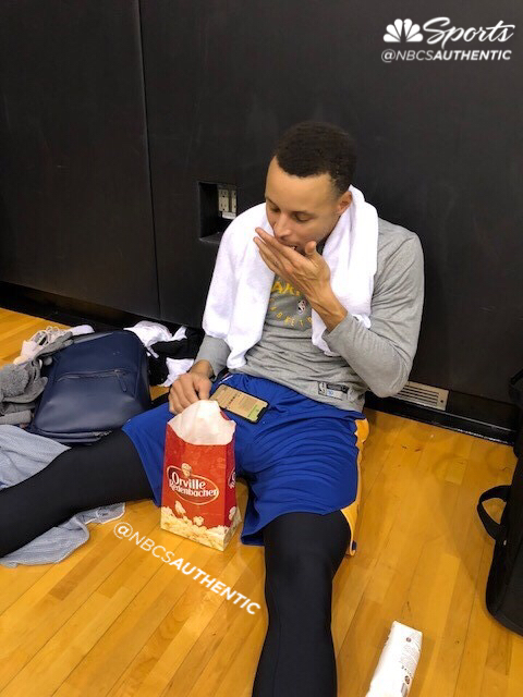 爆米花骨灰粉！库里真是不放过任何一个吃爆米花的机会啊