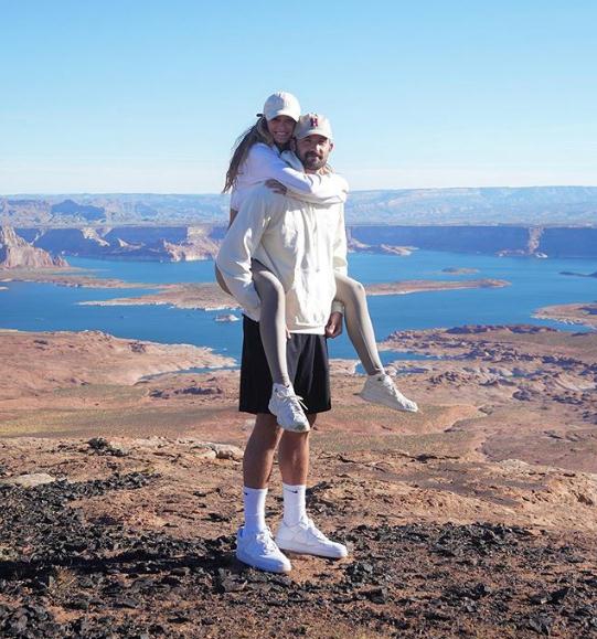 颜王又带着超模女友洒狗粮！看完她的《体育画报》泳装特辑我酸了