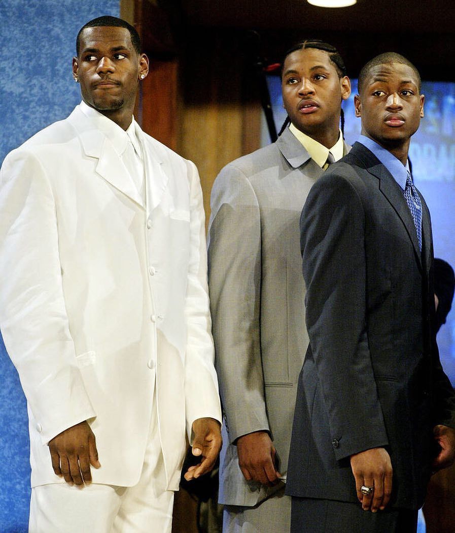 三人默契的回眸