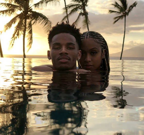 马刺新星与模特女友大秀恩爱 这姿势太羞耻