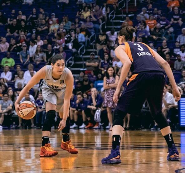 拉塞尔女友曝光！对方是WNBA状元秀 身材球技都完美的漂亮学姐