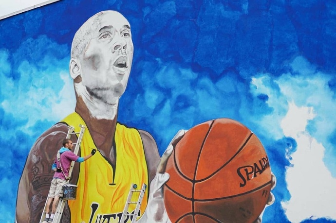 曼巴精神永存!科蜜绘制欧洲最大壁画致敬科比