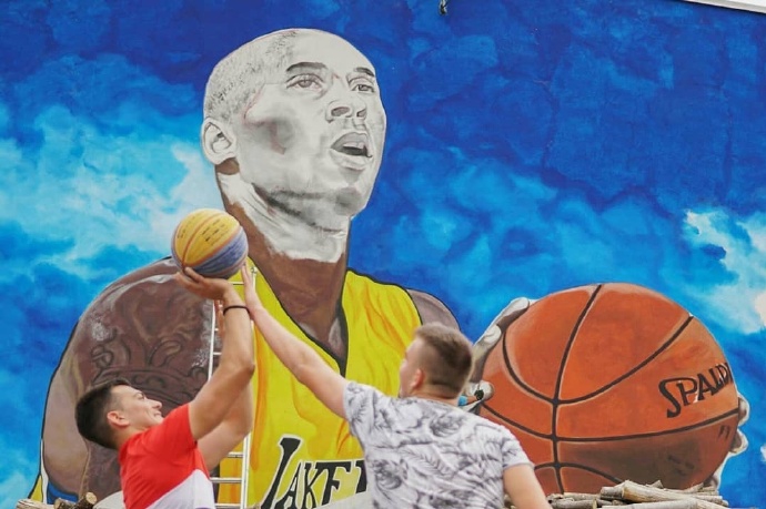 曼巴精神永存!科蜜绘制欧洲最大壁画致敬科比