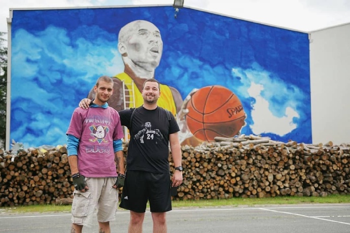 曼巴精神永存!科蜜绘制欧洲最大壁画致敬科比