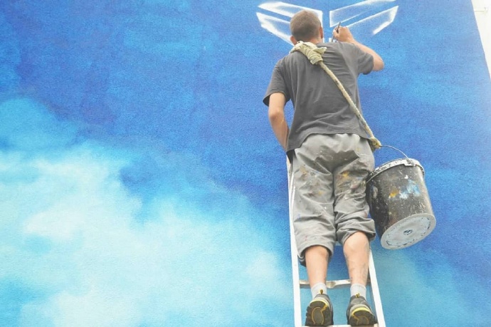 曼巴精神永存!科蜜绘制欧洲最大壁画致敬科比