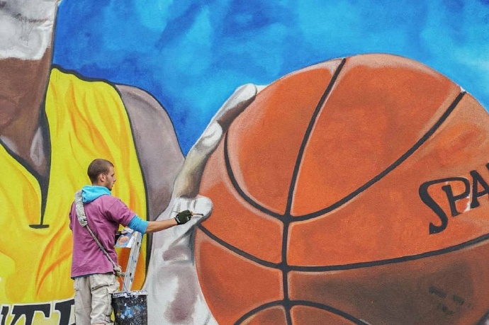 曼巴精神永存!科蜜绘制欧洲最大壁画致敬科比