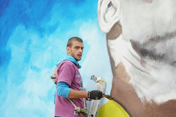 曼巴精神永存!科蜜绘制欧洲最大壁画致敬科比