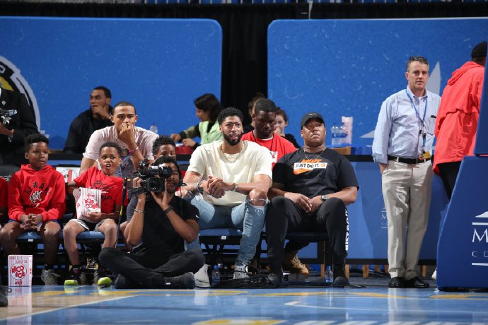 浓眉韦德同场观战WNBA！除了詹姆斯现任和前任 两人还有这关系