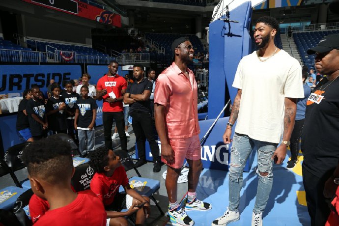 浓眉韦德同场观战WNBA！除了詹姆斯现任和前任 两人还有这关系