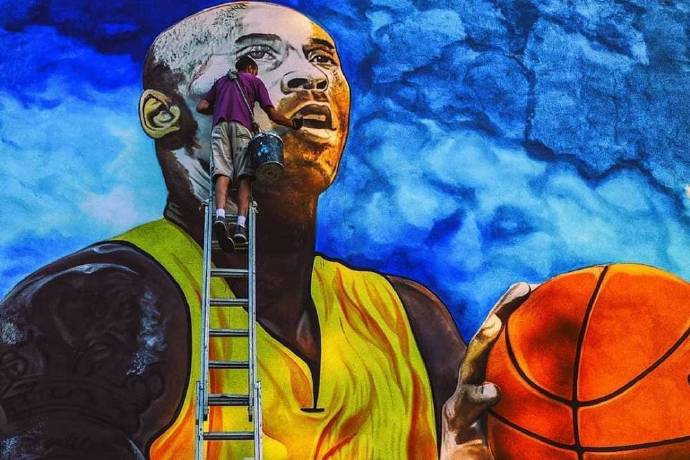 曼巴精神永存!科蜜绘制欧洲最大壁画致敬科比