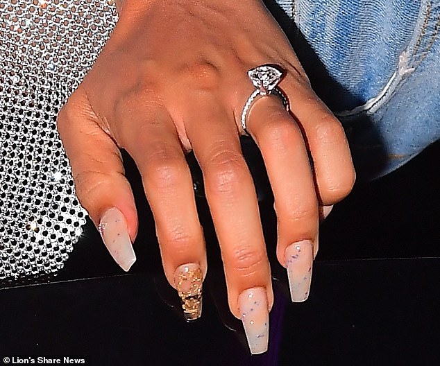 欧文亲口确认已和女友订婚！相恋近一年！用超大钻戒求婚