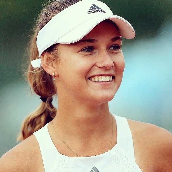 21岁网坛美少女身穿湖人球衣到斯台普斯观赛！这也太美了吧！