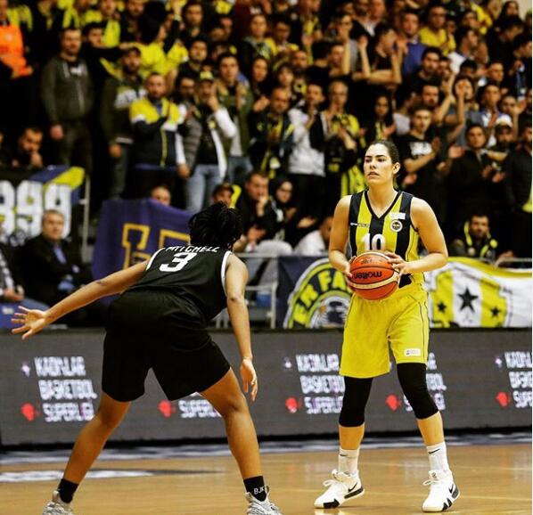 拉塞尔女友曝光！对方是WNBA状元秀 身材球技都完美的漂亮学姐