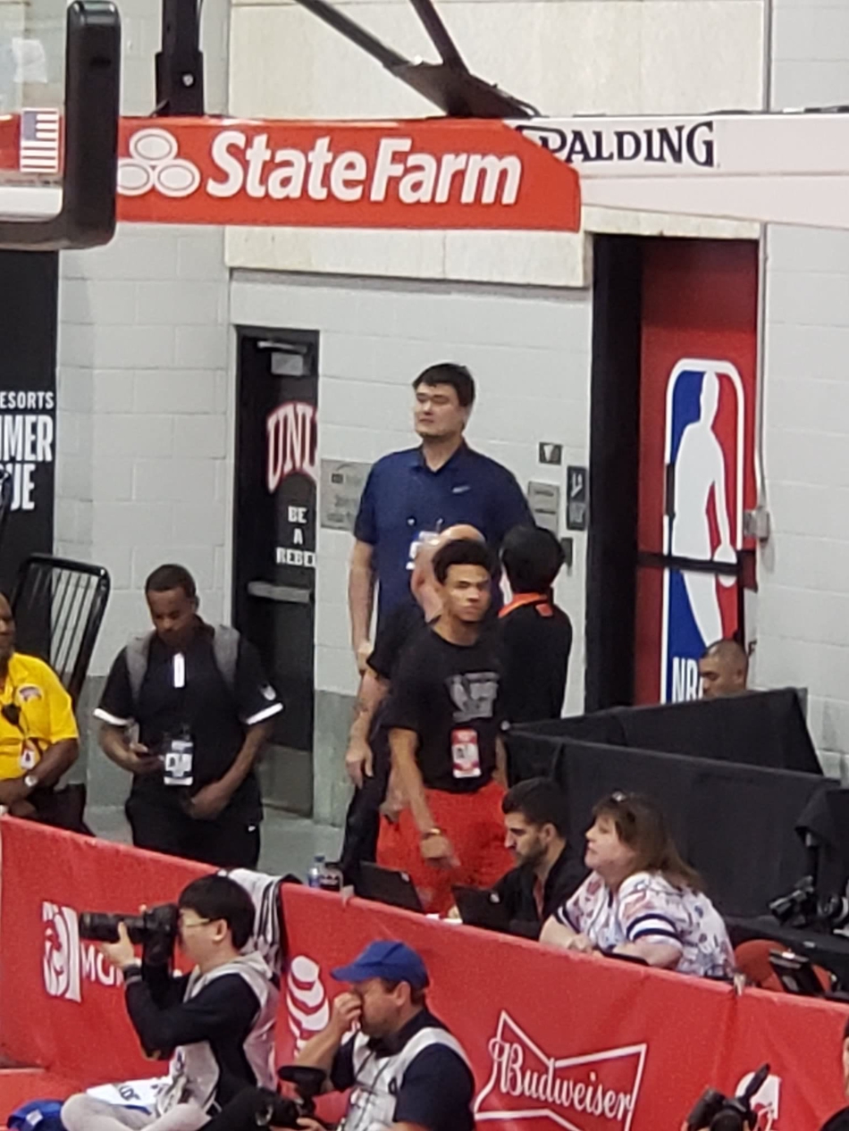 姚明再度现身NBA夏季联赛！看完老东家再督战中国队！